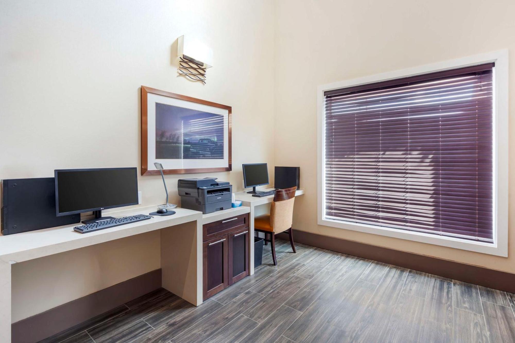 Best Western Plus Chateau Fort St. John Bagian luar foto