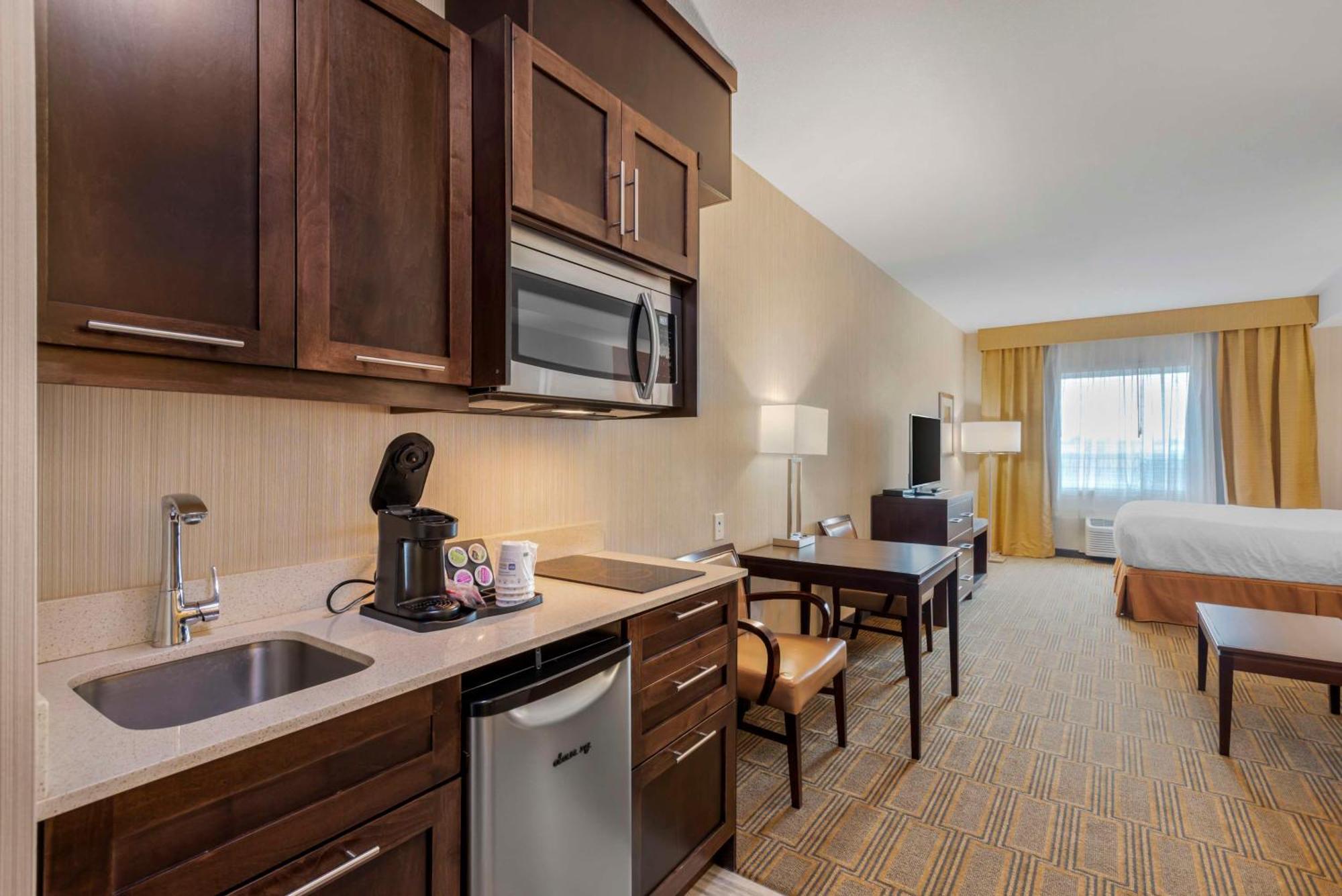 Best Western Plus Chateau Fort St. John Bagian luar foto