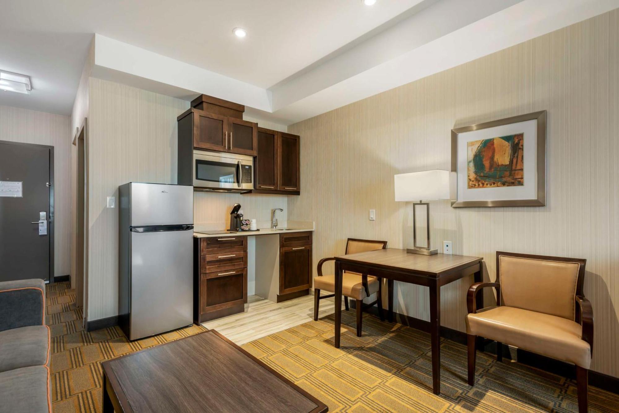 Best Western Plus Chateau Fort St. John Bagian luar foto