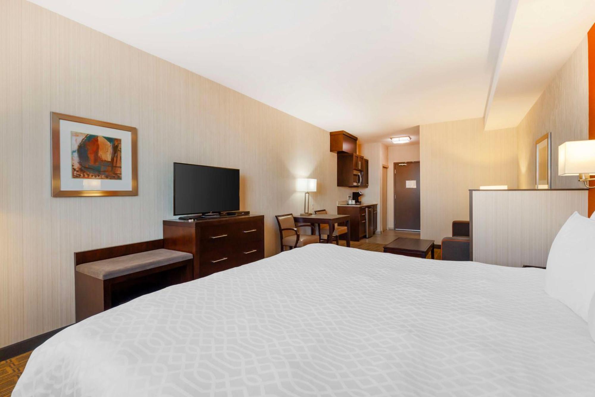 Best Western Plus Chateau Fort St. John Bagian luar foto