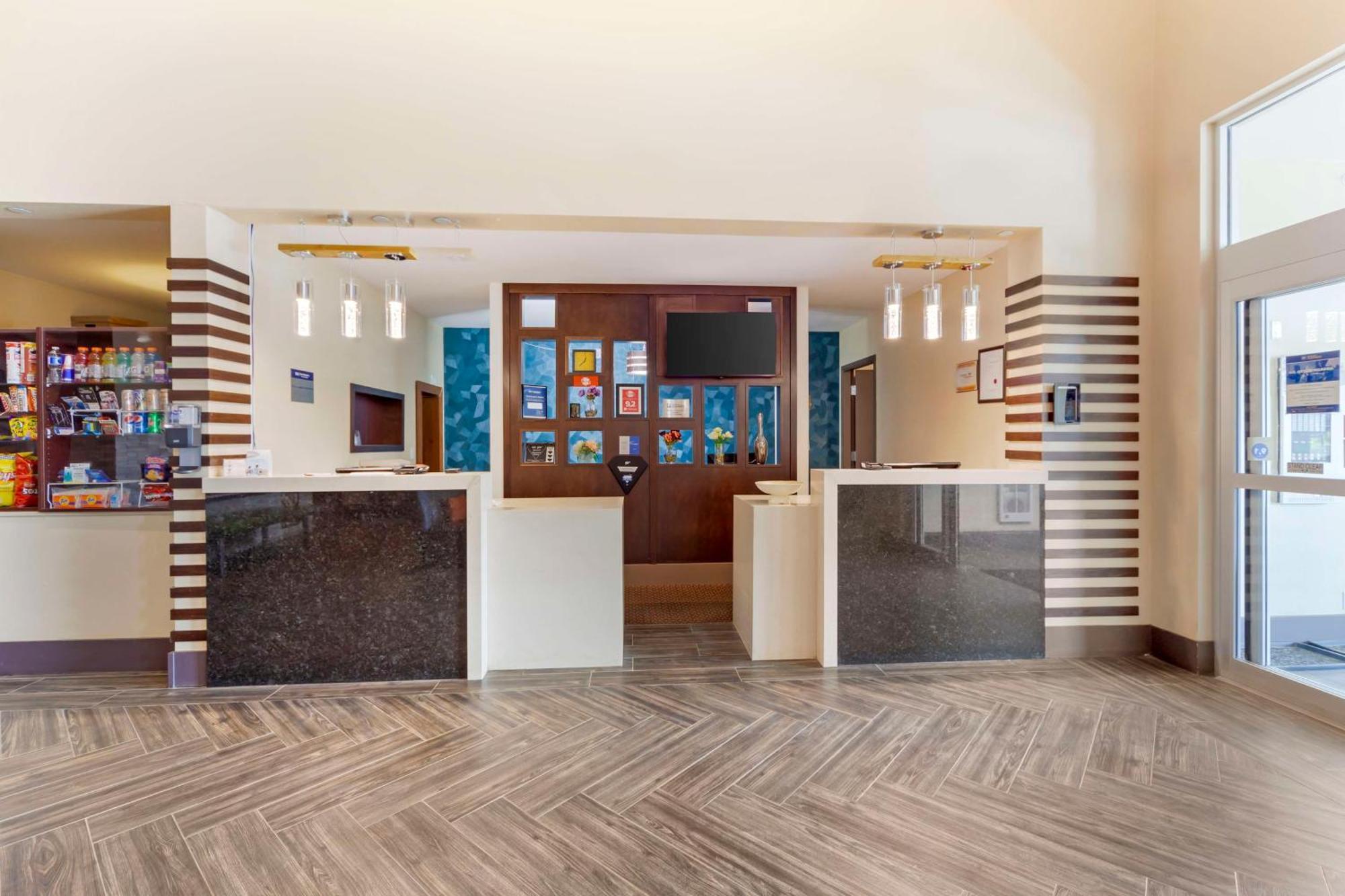 Best Western Plus Chateau Fort St. John Bagian luar foto